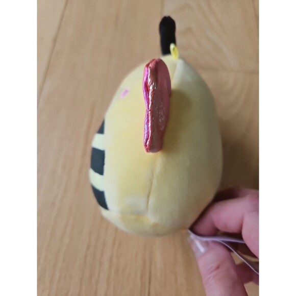 Squishmallows Valentine's Day Squad "Sunny" Bee 5" Metallic Flower‎ Heart 2023 - Picture 3 of 8